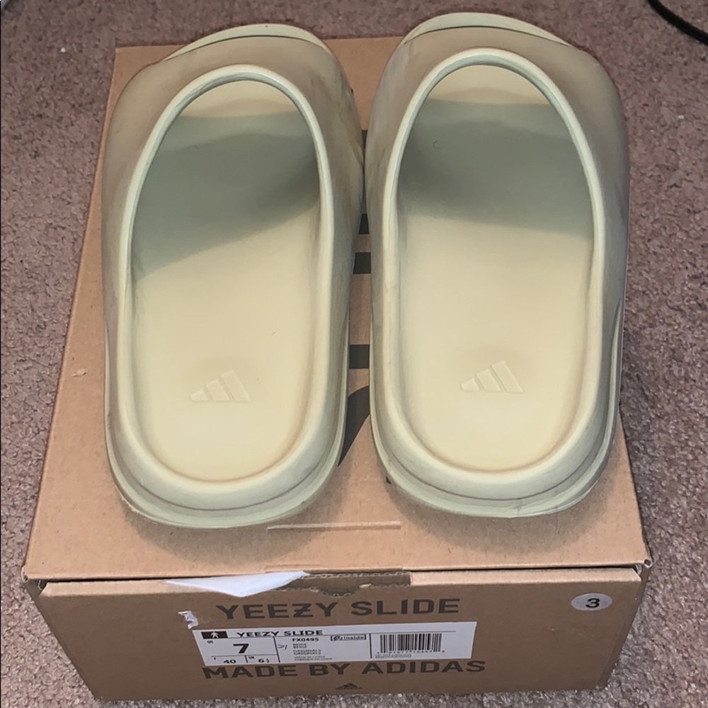 YEEZY SLIDES (WORN)